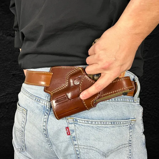 Are you a fan of SOB carry? The C636 Dickinson is made for those who like to keep their holster “behind the scenes.” Premium Italian leather, classic 6 o’clock carry, and timeless craftsmanship.
