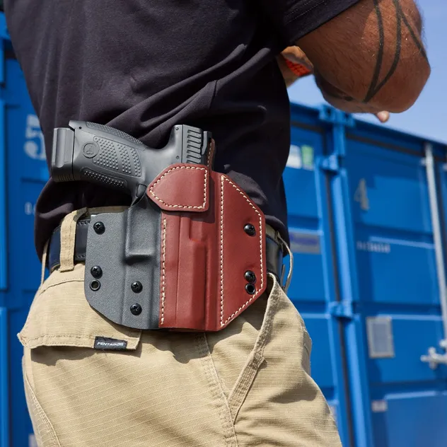 Long hours on your feet call for gear that doesn’t become a distraction. The C915 pairs leather comfort with Kydex protection around the trigger guard, giving you stable OWB carry built for a full day of movement.