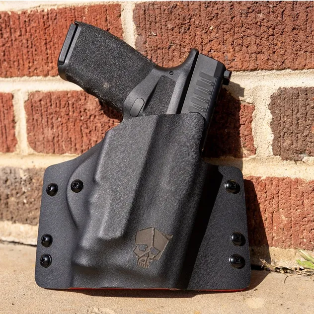 Carry a weapon light every day? The C917 L, developed with the 3 of 7 Project, gives you the same versatile IWB/OWB setup as the C917, built around a light-bearing handgun.