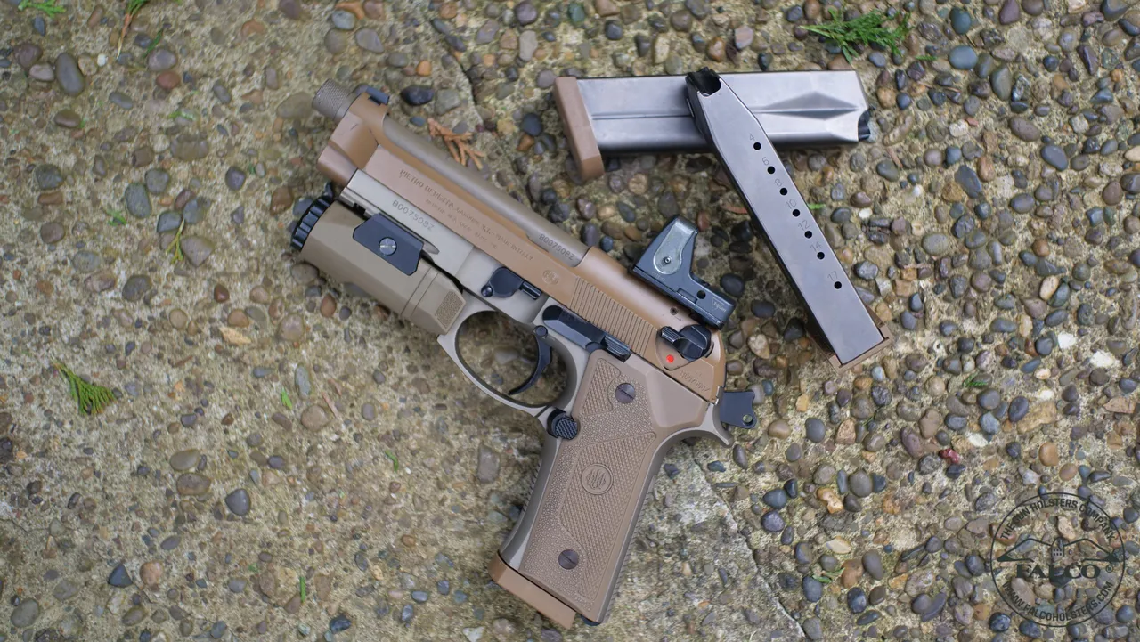 Beretta M9 so svetlom Beretta M9 so svetlom