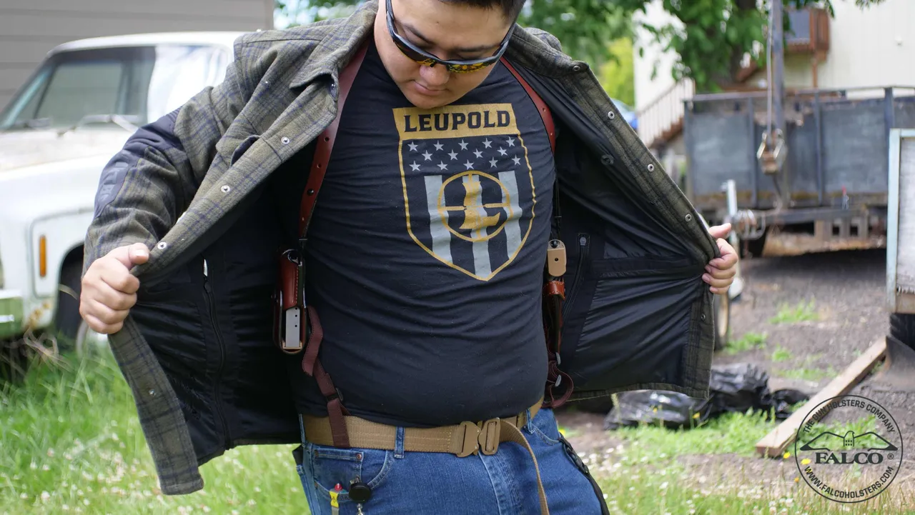 Ako nosiť podpažné puzdro Ako nosiť podpažné puzdro