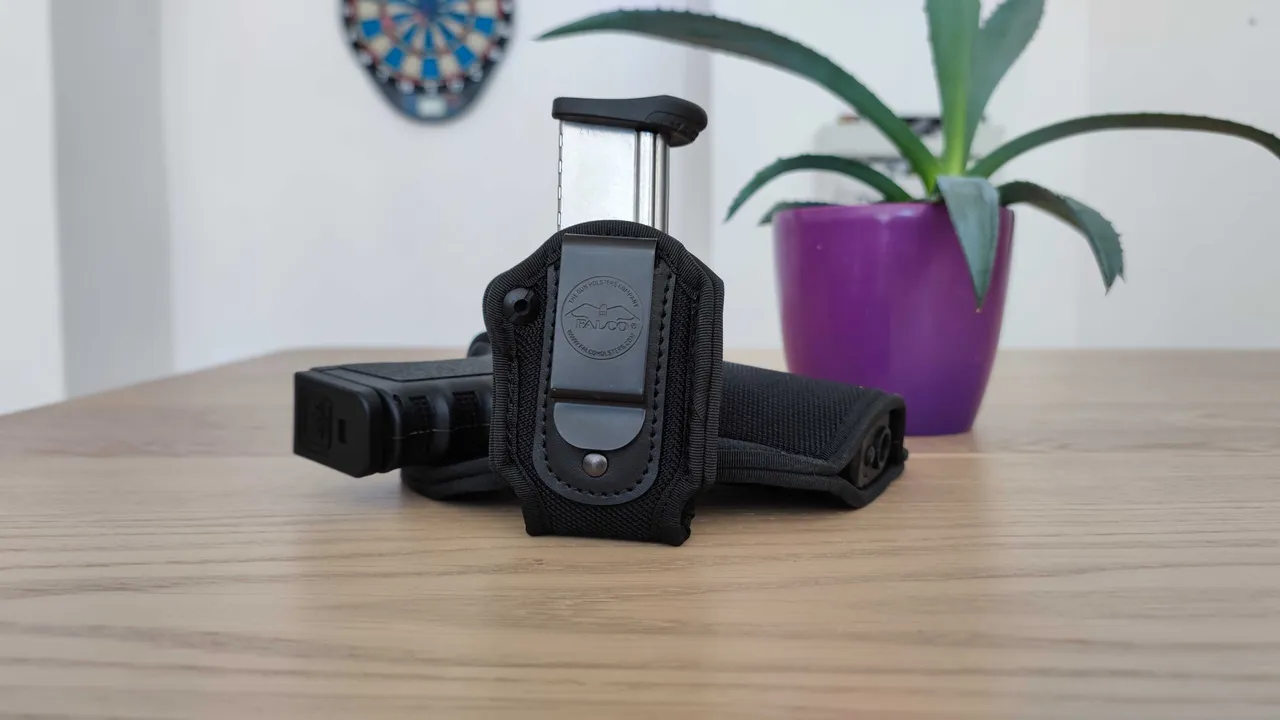 Magazine pouch with retention screw