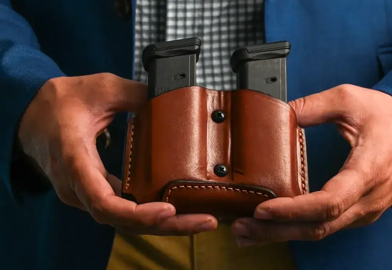Double magazine pouch