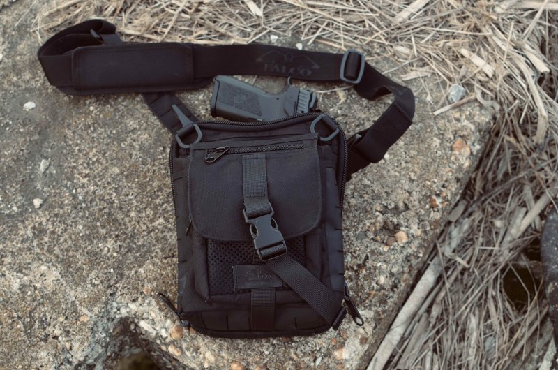 Prostorná taktická taška pro skryté nošení zbraně
