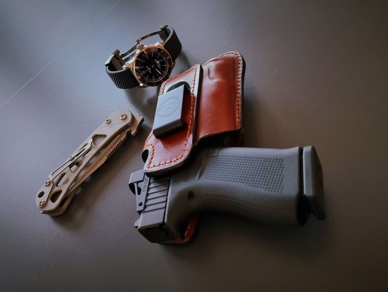 HOW TO CHOOSE A HOLSTER FOR YOUR HANDGUN AND TLR-7 SUB